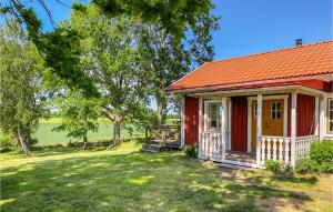 卡尔马Stunning Home In Kalmar With Kitchen的一座红色的房子,有橙色的屋顶和院子