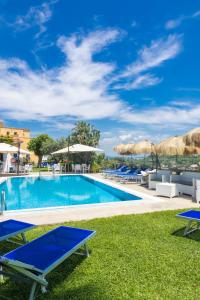 伊斯基亚拉卢纳酒店的一个带躺椅和遮阳伞的游泳池