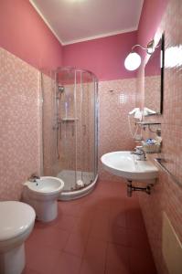 加利波利卡罗拉别墅住宿加早餐旅馆的一间带水槽、淋浴和卫生间的浴室