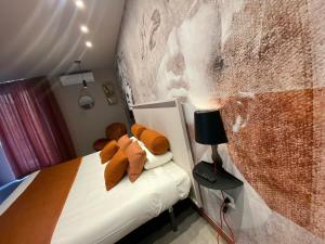 奥朗日Logis Hôtel Le Glacier的一间卧室,配有一张带两个泰迪熊的床
