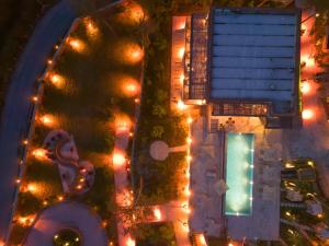 戈西克IZZ Getaway - Adults Only的享有大楼和夜间游泳池的顶部景致