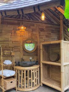 乌布Wahem Eco Bamboo的木屋内的浴室设有水槽