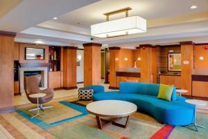 南希尔南希尔I-85费尔菲尔德客栈及套房酒店的客厅配有蓝色的沙发和桌子