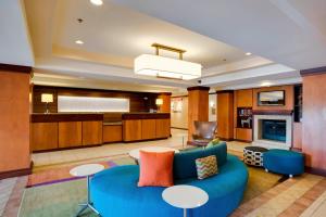 南希尔南希尔I-85费尔菲尔德客栈及套房酒店的一间带蓝色沙发的客厅和一间厨房