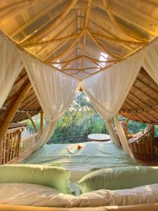 乌布Wahem Eco Bamboo的帐篷内的一个床位房间