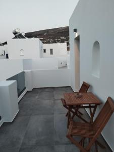 帕罗奇亚Meridiano的屋顶上配有桌椅的房间