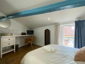 瓦朗斯堡LE CARNOT - Valence的一间卧室配有一张床、一张书桌和一个窗户。
