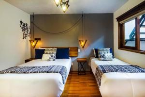 塔帕尔帕Hotel Kali的蓝色和白色的客房内的两张床