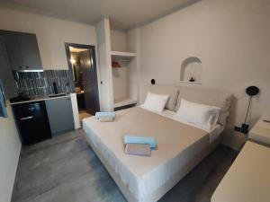 帕罗奇亚Meridiano的卧室配有一张白色大床和两条毛巾