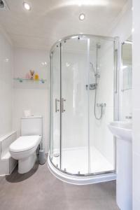 锡德茅斯伍德兰德酒店的带淋浴、卫生间和盥洗盆的浴室