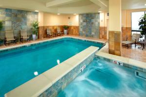 代顿代顿大学万怡酒店的在酒店房间的一个大型游泳池