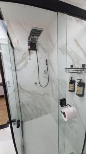 安格拉杜斯雷斯Studio Praia do Jardim 1 305B的浴室设有淋浴和卷卫生纸。