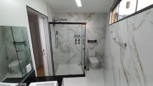 安格拉杜斯雷斯Studio Praia do Jardim 1 305B的带淋浴和卫生间的浴室