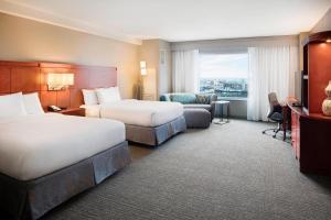 印第安纳波利斯印第安纳波利斯市区庭院酒店的酒店客房设有两张床和电视。