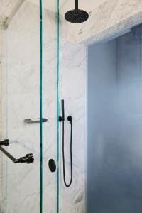 纽约纽约中城文艺复兴万丽酒店&度假村的浴室里设有玻璃门淋浴