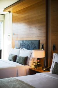 纽约纽约中城文艺复兴万丽酒店&度假村的一间卧室设有两张床,墙上设有木饰。