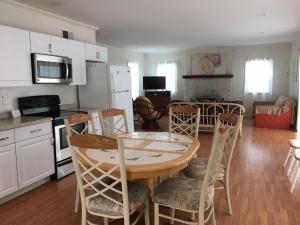 大洋城Blue Haven Apartments的厨房以及带桌椅的用餐室。