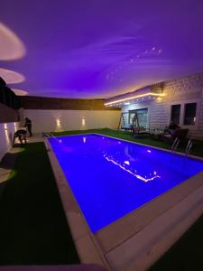 杰里科villa star的一个带紫色天花板的大型游泳池