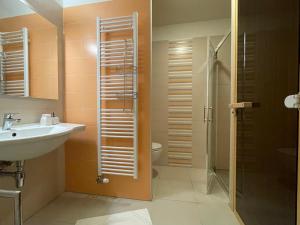 莱沃恰雅努斯邻近旅馆的浴室配有卫生间、盥洗盆和淋浴。
