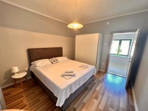 DrašniceSea and Lemon Tree apartment的一间卧室设有一张大床和一个窗户。