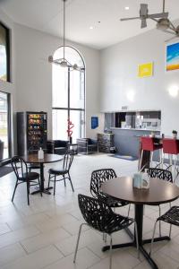 阿马里洛阿马里洛医学中心戴斯汽车旅馆的一间在房间内配有桌椅的餐厅