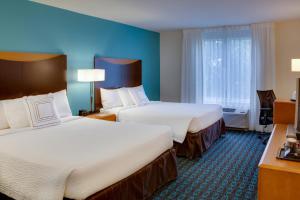 墨尔本Fairfield by Marriott Inn & Suites Melbourne West/Palm Bay的酒店客房设有两张床和窗户。