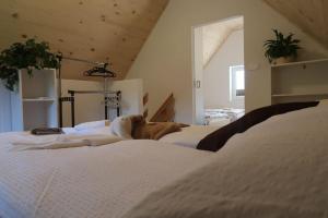 科巴里德Holiday home Dreams的配有两张大型白色床的木制天花板客房