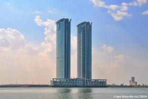 拉斯阿尔卡麦Luxury 1BR Uninterrupted Sea View, Fully Equipped的两座高楼,靠近水体
