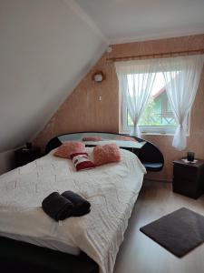 PrzerwankiDom Na Mazurach的一间卧室设有一张大床和一个窗户。