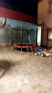 塔诺马فله فاخرة的墙上有两辆电车和玩具的房间