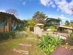 普腊亚罗萨Haleakala Hostel & Pousada的一座有植物和建筑的院子
