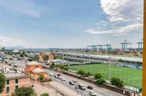 热那亚casa vacanza Laura的足球场城市的空中景观