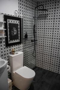 布达佩斯Porta Green的黑白浴室设有卫生间和淋浴。