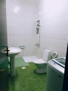塞拉莱أجاويد Ajaweed的一间带卫生间和水槽的浴室