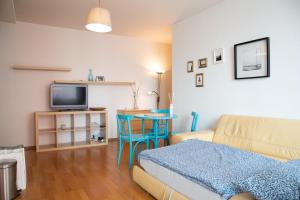 布拉格Apartment Tereza的客厅配有沙发和桌子