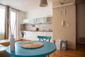 布拉格Apartment Tereza的一间厨房,里面配有一张蓝色的桌子