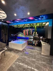 萨拉热窝Apartman S&V 4 Wellness & Spa Barda的一间设有蓝色墙壁的客房,里面设有浴缸