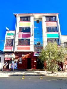 奥鲁罗Hostal Graciela的街道上一座高大的建筑,窗户色彩缤纷
