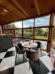 圣地亚哥－德孔波斯特拉The Tailor's Garden的客房设有桌椅和大窗户。