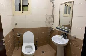 麦加2 Bedrooms Apartment in Makkah的一间带卫生间和水槽的小浴室