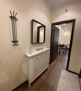 麦加2 Bedrooms Apartment in Makkah的一间带白色梳妆台和镜子的浴室