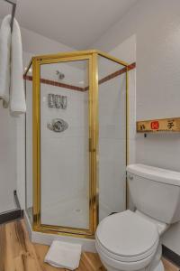 安克雷奇Highliner Hotel - Queen Suites的带淋浴和白色卫生间的浴室