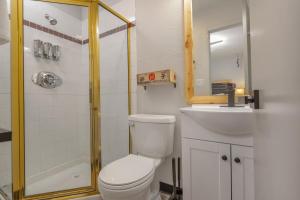 安克雷奇Highliner Hotel - Queen Suites的浴室配有卫生间、盥洗盆和淋浴。