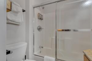 安克雷奇Highliner Hotel - Deluxe King with City View的带淋浴和卫生间的白色浴室