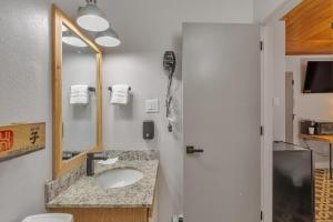 安克雷奇Highliner Hotel - Deluxe Interior King Rooms- No View的一间带水槽和镜子的浴室