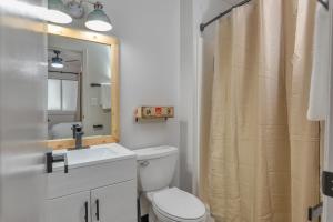 安克雷奇Highliner Hotel - Deluxe Interior King Rooms- No View的一间带卫生间、水槽和镜子的浴室
