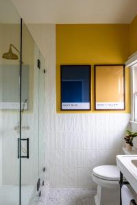 奥兰治The Richland的一间带卫生间的浴室和墙上的电视