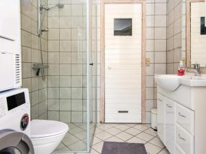 海耶斯Holiday home Hejls LVI的带淋浴、卫生间和盥洗盆的浴室