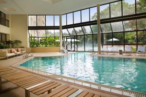 格林斯伯勒格林斯博罗高点机场万豪酒店的一座大型游泳池,位于一座带窗户的建筑内