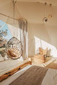瓦莱Clear Sky Resorts - Grand Canyon - Unique Sky Domes的帐篷内一间卧室,配有一张床